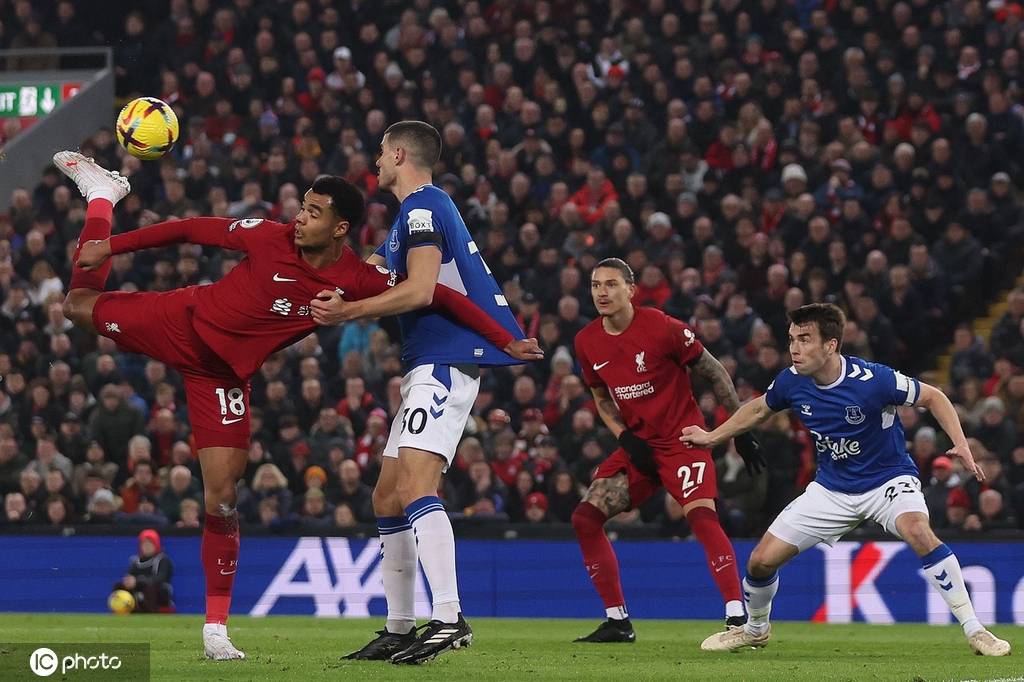 曼联逆转切尔西，利物浦五连胜领跑英超积分榜